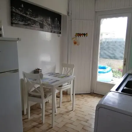 F1 Bas De Villa, Calme, Proche Plage Et Commerces * Le Pradet