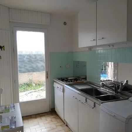 Appartement F1 Bas De Villa, Calme, Proche Plage Et Commerces *